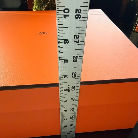 Hermes Orange Gift Box with Subtle Logo - Picture 4 of 6